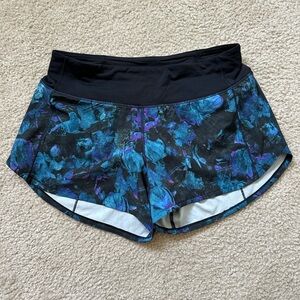 Lululemon speed up mid-rise short, 4”. Size 6 in floral shift blue multi/black